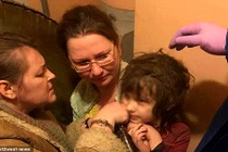 Phẫn nộ bà mẹ “nhốt” con gái 5 tuổi trong phòng ngập rác