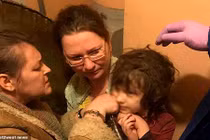 Phẫn nộ bà mẹ “nhốt” con gái 5 tuổi trong phòng ngập rác