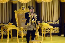 Quốc vương trẻ nhất Malaysia đăng quang ở hoàng cung tráng lệ