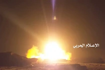 Video quân Houthi nã tên lửa vào nhà máy lọc dầu Ả-rập Xê-út