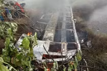 Ấn Độ: Xe khách mất lái lao xuống vực, ít nhất 40 người thiệt mạng