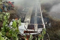 Ấn Độ: Xe khách mất lái lao xuống vực, ít nhất 40 người thiệt mạng