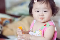 Bé có các đặc điểm này là đã muốn ăn dặm lắm rồi mẹ nhé!