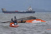 Tàu đổ bộ trôi dạt, 17 thuyền viên Philippines mất tích