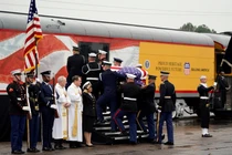 Cận cảnh đoàn tàu đưa cố Tổng thống Bush “cha” về nơi an nghỉ