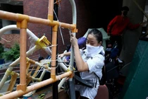 Người biểu tình cố thủ trong đại học Hong Kong, thề không đầu hàng cảnh sát