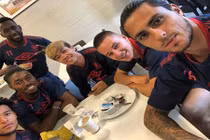 Công Phượng từ e thẹn đến "tình tứ" khi chụp ảnh với đồng đội Bỉ