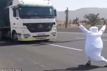 Video: Kinh hoàng thanh niên Ả Rập nhảy nhót trước xe tải đang chạy nhanh