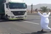 Video: Kinh hoàng thanh niên Ả Rập nhảy nhót trước xe tải đang chạy nhanh