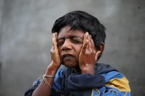 Hạn hán hoành hành, trẻ Ấn Độ đi 9km lấy nước mỗi ngày