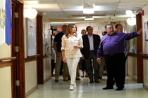 Đệ nhất phu nhân Mỹ thăm nơi ở trẻ nhập cư giữa "tâm bão"