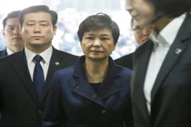 Cựu Tổng thống Hàn Quốc Park Geun-hye bị bắt giam
