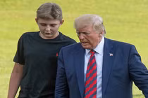 Con trai út nhà ông Trump tái xuất điển trai, cao hơn cả bố