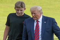 Con trai út nhà ông Trump tái xuất điển trai, cao hơn cả bố