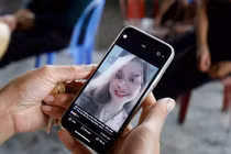 Chị cô gái Việt nghi tử vong trong container ở Anh: "Cầu nguyện phép màu em còn sống"