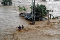 Chùm ảnh dân Philippines “bì bõm” trong nước sau bão Koppu