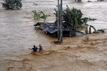 Chùm ảnh dân Philippines “bì bõm” trong nước sau bão Koppu