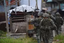 Ảnh: Quân đội Philippines ráo riết lùng sục khủng bố ở Marawi