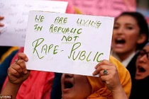 Phẫn nộ vụ cưỡng hiếp, thiêu sống 3 thiếu nữ Ấn Độ