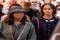 Ái nữ nhà ông Obama “hút” ống kính truyền thông khi thăm Pháp