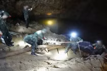 Nhóm cứu hộ còn cách đội bóng Thái Lan mắc kẹt trong hang 2km