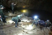 Nhóm cứu hộ còn cách đội bóng Thái Lan mắc kẹt trong hang 2km