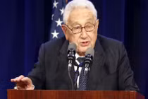 Cựu Ngoại trưởng Mỹ Henry Kissinger: Hãy để Nga đánh bại IS