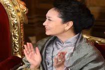 Bà Bành Lệ Viện gặp “sự cố trang điểm” ở London