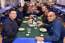 Cuộc sống trên chiến hạm Mỹ áp sát đảo nhân tạo