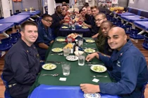 Cuộc sống trên chiến hạm Mỹ áp sát đảo nhân tạo