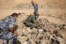Rùng mình hố chôn tập thể chứa 12.000 nạn nhân bị IS sát hại