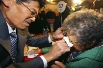 Xúc động cuộc đoàn tụ gia đình ly tán hai miền Triều Tiên