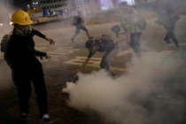 Đường phố Hong Kong vẫn chìm trong hơi cay và bạo lực