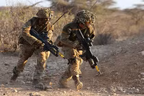 Ảnh: Lính Anh khổ luyện giữa nắng nóng 40 độ ở Kenya