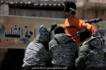 Ghê rợn cảnh phiến quân IS hành quyết hai “gián điệp”