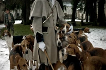 Đi dạo trong rừng, cô gái mang thai bị chó săn cắn tử vong