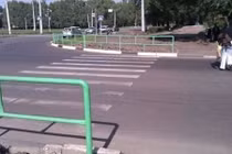 Ngỡ ngàng kiểu vạch sang đường “độc dị” chỉ có ở Nga 