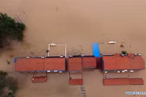 Cảnh tượng vỡ đê gây ngập lụt kinh hoàng ở Trung Quốc