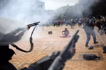 Loạt ảnh mới sinh viên biểu tình dữ dội ở Nam Phi vì học phí