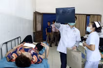 Đoàn xe chở cựu Việt kiều tại Thái Lan và Lào gặp nạn