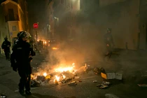 Thủ đô Paris chìm trong khói lửa biểu tình tuần thứ 9