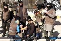 Khiếp đảm phiến quân IS chặt tay “kẻ trộm” giữa đường