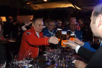 Chùm ảnh chính khách và...bia