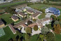 Đột nhập ngôi trường đắt đỏ nhất thế giới