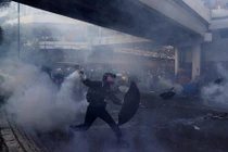 Biểu tình bạo lực tiếp diễn, Hong Kong chìm trong khói lửa