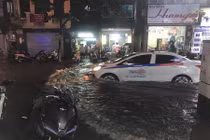 Người Hà Nội bì bõm “rẽ sóng” về nhà chiều cuối tuần