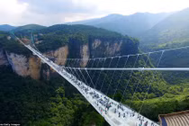 Ảnh: Cầu kính cao nhất thế giới đông nghịt khách ngày mở cửa