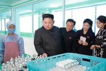 Ông Kim Jong-un đưa vợ đi thăm nhà máy mỹ phẩm