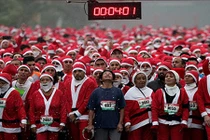 Ảnh: Ông già Noel khắp thế giới bận bịu dịp Giáng sinh