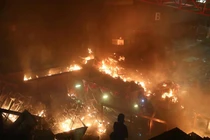 Cảnh trường đại học Hong Kong “chìm trong biển lửa” vì biểu tình bạo lực